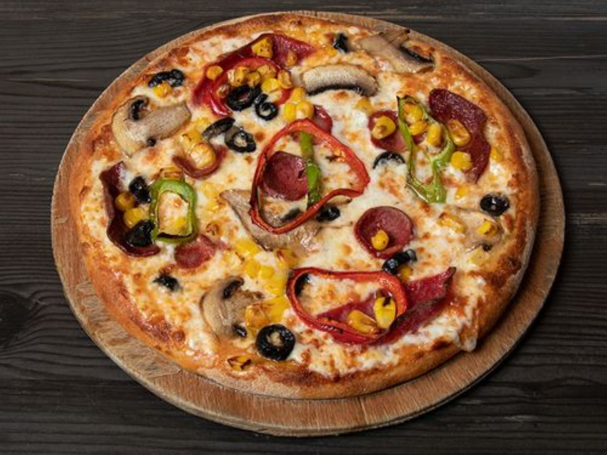 Karışık pizza — sucuk, mantar, mısır ve biberli