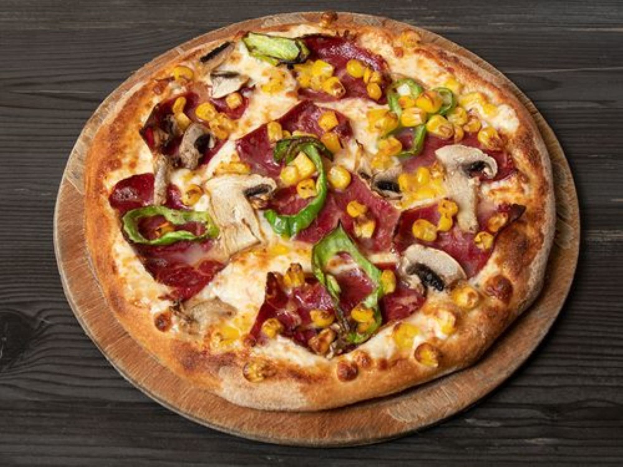 Pastırmalı pizza — mısır, mantar ve biberli